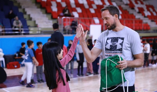 Elbistan'da depremzede çocuklara basketbol kampı