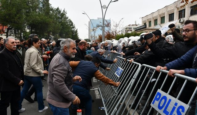 Batman Belediyesi'ne girmeye çalışan 9 kişi gözaltına alındı