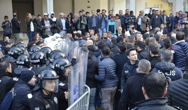 Halfeti Belediyesi önündeki saldırıda 2 polis yaralandı