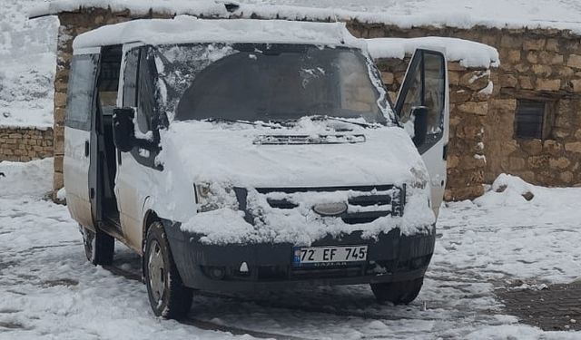 Siirt'te öğrenci servisi ve mazot yüklü kamyon kurtarıldı