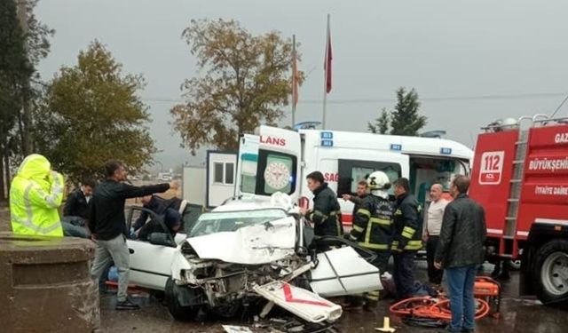 Bariyerlere çarpan otomobildeki 1 kişi öldü, 3 kişi yaralandı