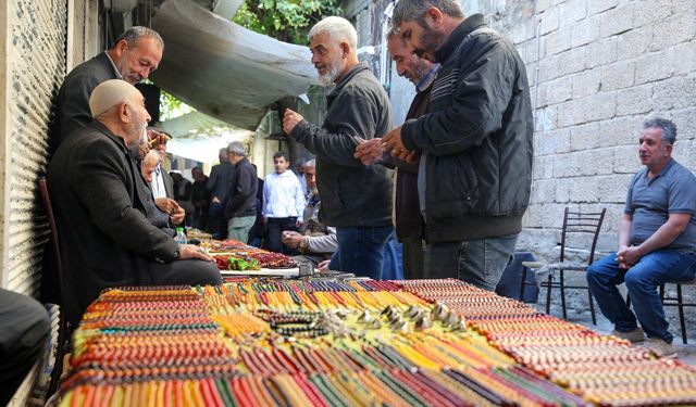 Tespih tutkunları tarihi Oturakçı Pazarı'nda buluşuyor