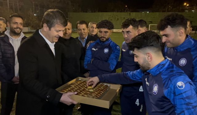 Tutdere’den işitme engelli futbolculara baklava ikramı