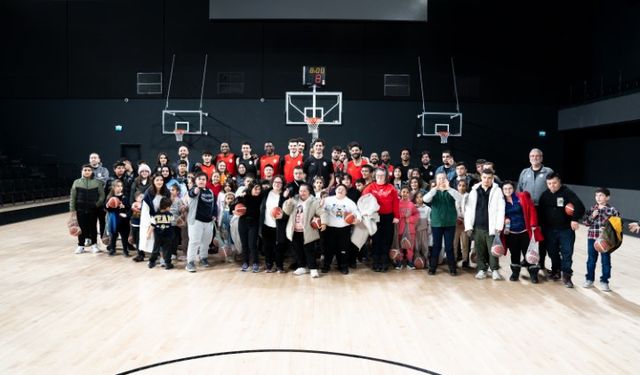 Depremzede çocuklar, Galatasaray basketbolcularıyla buluştu.