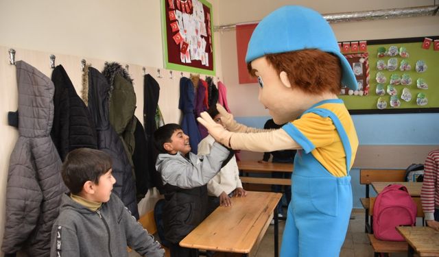 "Neşeli maskot Şanlıurfa'da köy okullarına pizza dağıtıyor."