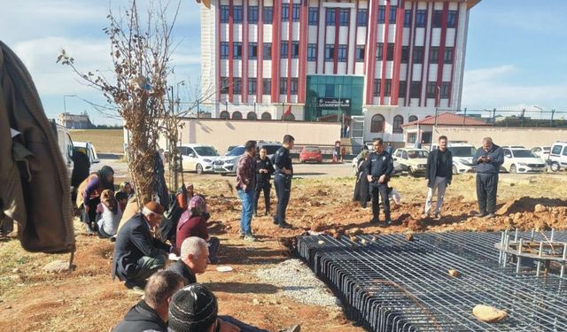 Belediyeye ait yeşil alandaki baz istasyonuna tepki