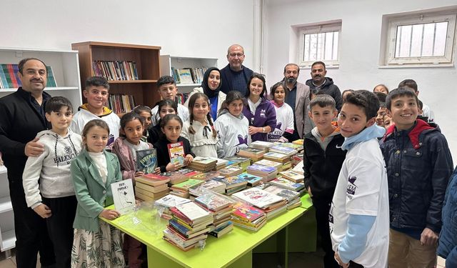 Deprem bölgesindeki okullara 10 binden fazla kitap desteği