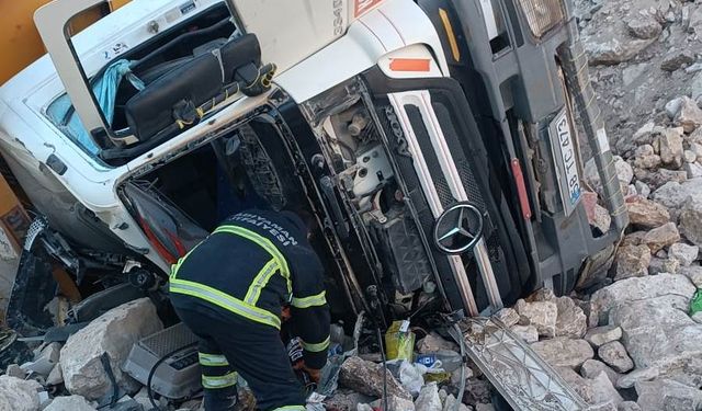 Adıyaman'da devrilen kamyonunun sürücüsü hayatını kaybetti