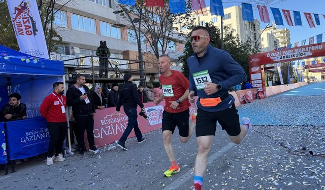 Gaziantep'te "6. Gazi Yarı Maratonu ve Halk Koşusu" başladı