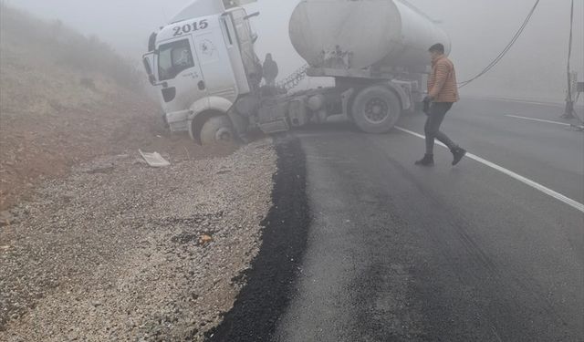 Yoldan çıkan yakıt tankerinin sürücüsü yaralandı