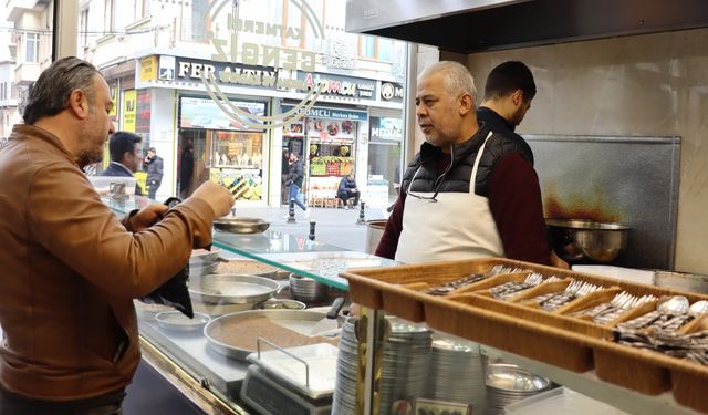 Dedelerinden devraldıkları tatlıcılık mesleğini sürdürüyorlar