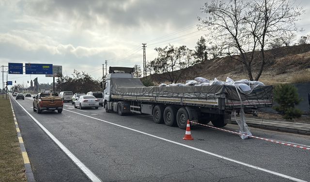 Gaziantep'te tıra çarpan kamyonetin sürücüsü öldü