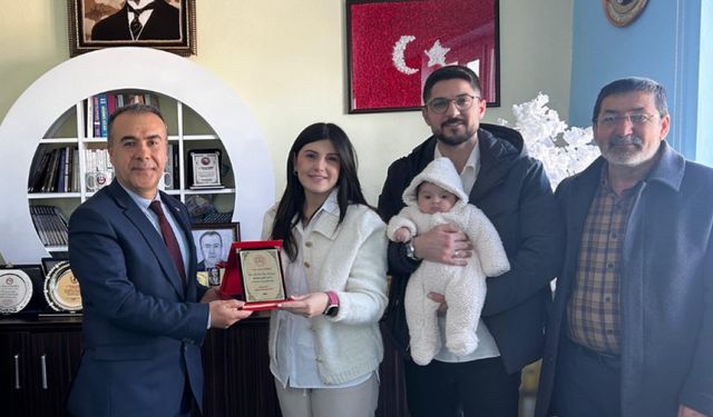 Eğitime Destek Sunan Hayırsever Plaketle Ödüllendirildi