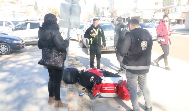 Park Halindeki Motosiklete Çarpan Kamyonet Kaçtı