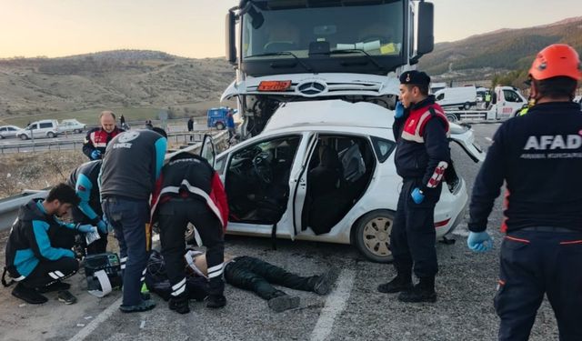 Adıyaman Besni’de yakıt tankeri ile otomobil çarpıştı