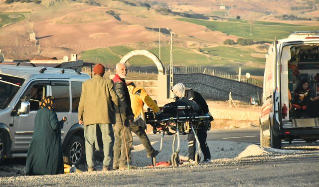 Besni'de hafifticari araç bariyerlere çarptı 2 Yaralı