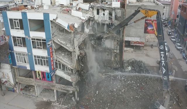 Adıyaman'da hasarlı binaların yıkımı sürüyor