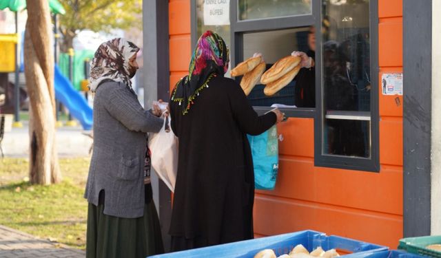 Batman'da ihtiyaç sahibi ailelere ekmek yardımı