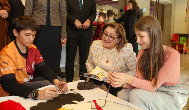 Başkanı Şahin, atölyedeki öğrenclierle bir araya geldi