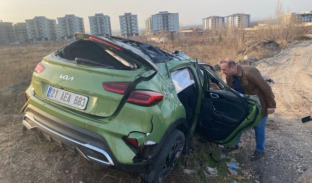 Diyarbakır'da takla atan otomobildeki 3 kişi ağır yaralandı