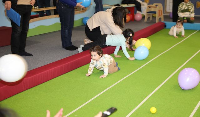 Bebek Kütüphanesinde emekleme yarışması yapıldı