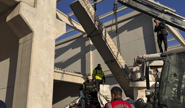 Gaziantep'te beton altında kalan sürücü vefat etti.