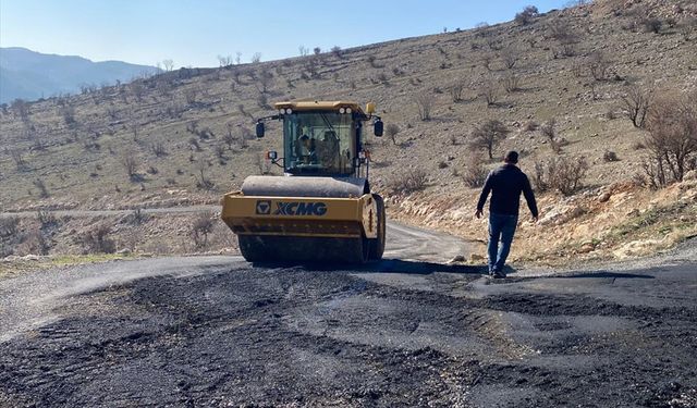 Hasankeyf'te köy yolunda asfaltlama çalışması yapıldı