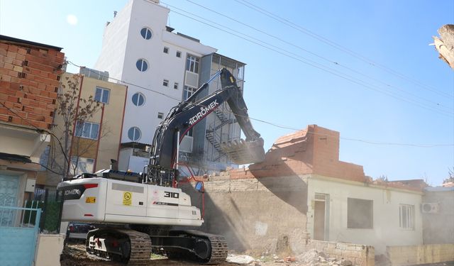 Kilis'te hasarlı binaların yıkımı sürüyor