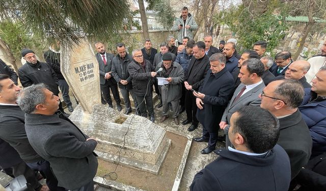 "Şair Mehmet Akif İnan, Şanlıurfa'daki mezarında anıldı."