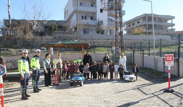 Kumçatı'da jandarmadan anaokulu öğrencilerine eğitim