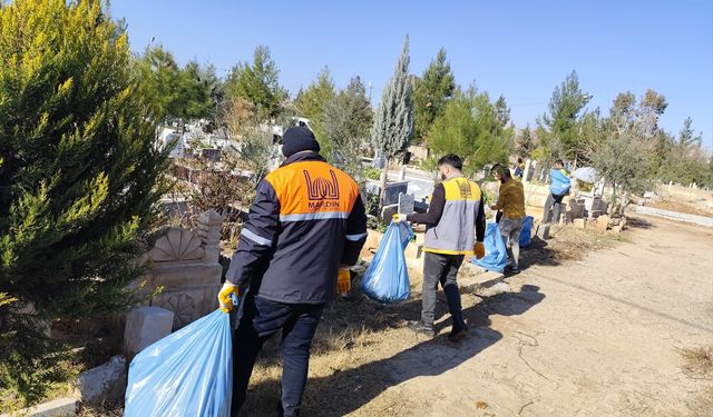 Mardin'de mezarlıklarda temizlik ve çevre düzenlemesi