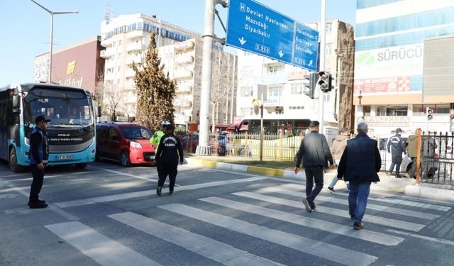 Yaya geçitlerinde polis ve zabıta ekipleri görevlendirildi