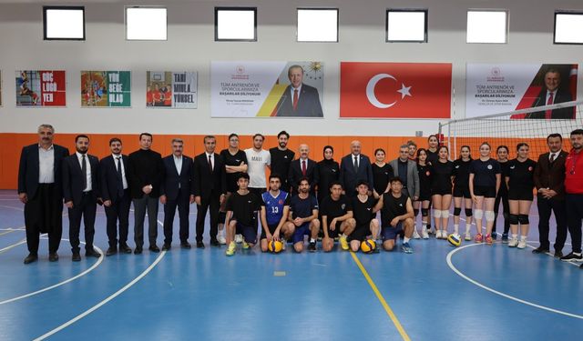 Protokol sporcuların antrenmanını izledi