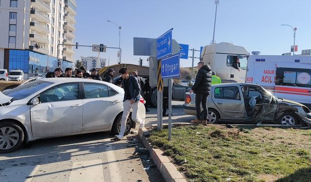 Siirt'te iki otomobilin çarpışması sonucu 4 kişi yaralandı