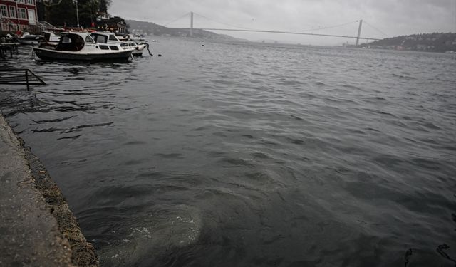 Üsküdar'da denize akan kanalizasyon kirlilik oluşturdu