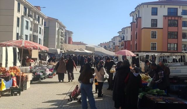 Adıyaman'da kalıcı deprem konutlarında semt pazarı açıldı