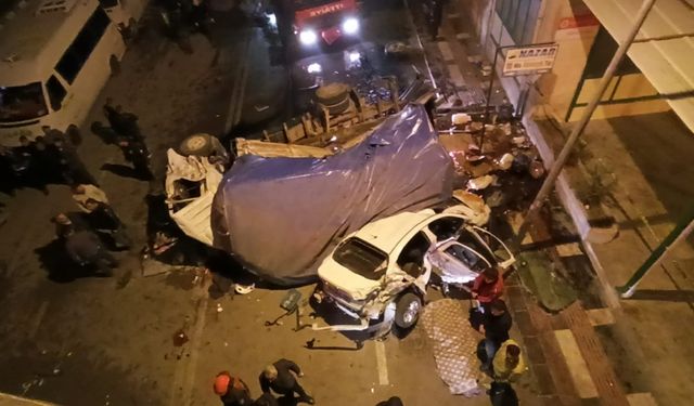 Kamyon otomobille birlikte üst geçitten düştü 3 ölü 22 yaralı