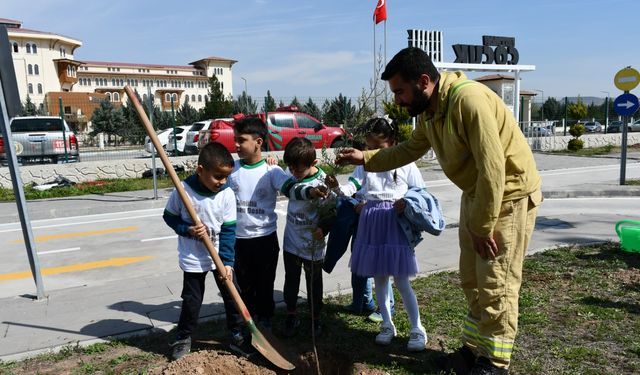 Batman'da anaokulu öğrencileri fidan dikti