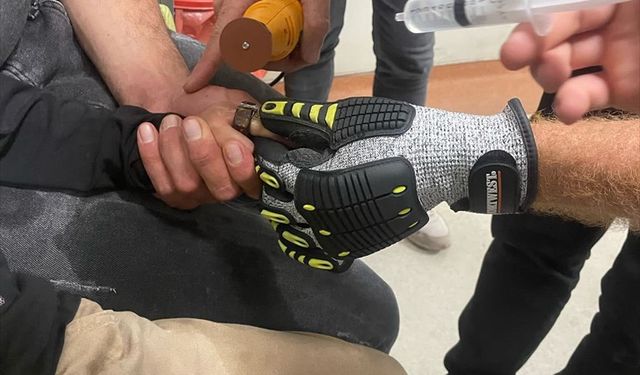 Çocuğun cıvataya sıkışan parmağını itfaiye ekipleri çıkardı