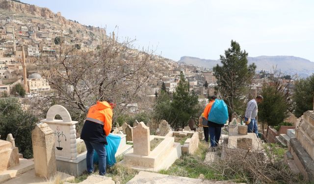 Bayram öncesi mezarlıklarda temizlik çalışması yapılıyor