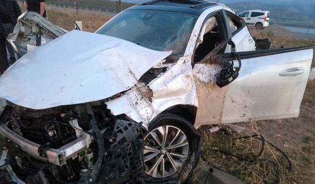 Batman'da refüje çarpan otomobildeki 2 kişi yaralandı