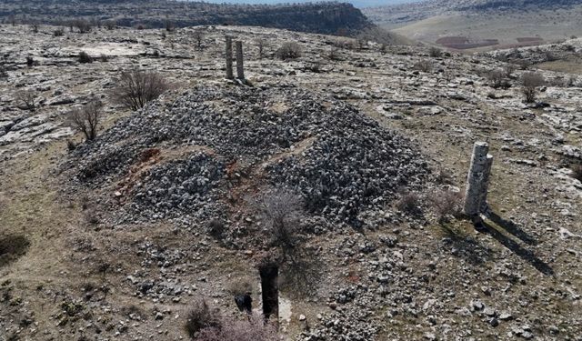 Besni'de 2060 yıllık mezar yapısı Dikilitaş (Sesönk) Tümülüsü