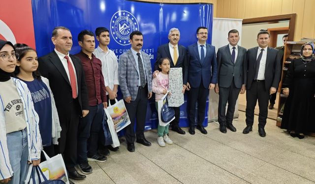 Kitap okuma yarışmasında öğrenciler ödüllendirildi