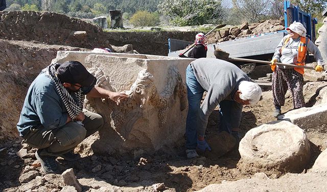 Stratonikeia'da 2 bin yıllık girlandlı lahit bulundu