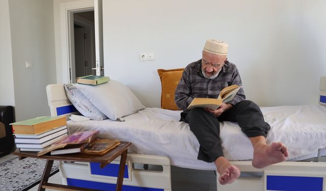 Kitap kurdu 88 yaşındaki Kasım dede
