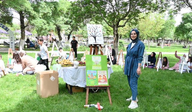 Kurtalan'da öğrenciler parkta resim çizdi