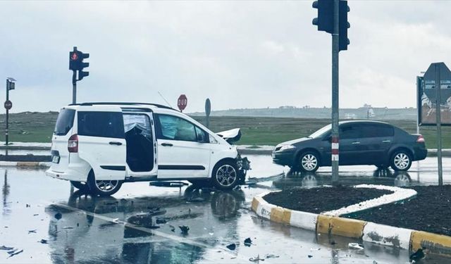 Ticari araç ile otomobilin çarpıştı 5 yaralı