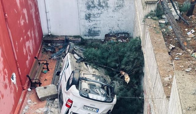 İstinat duvarından düşen araçtaki 2 kişi yaralandı