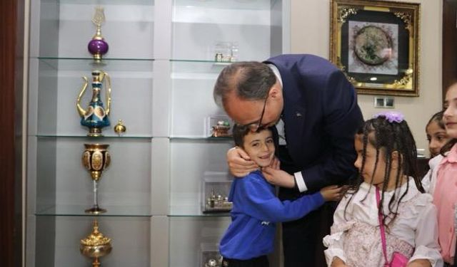 Siirt Valisi Kızılkaya, çocukları makamına kabul etti