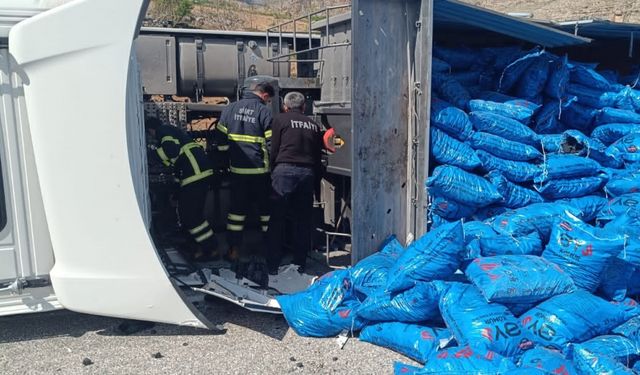 Siirt'te devrilen tırın sürücüsü yaralandı